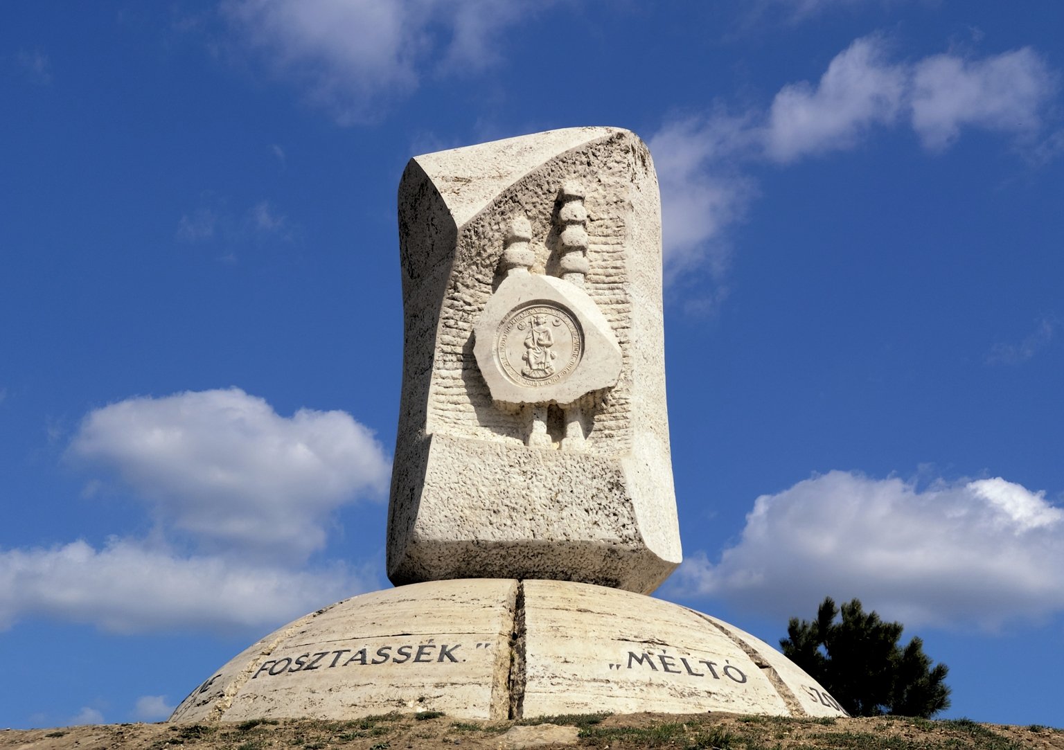 Aranybulla-emlékmű Székesfehérvár